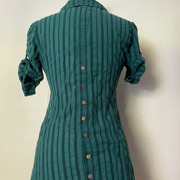 🌿Emerald Green Button Up Blouse 🌿 - Picture 5 of 6